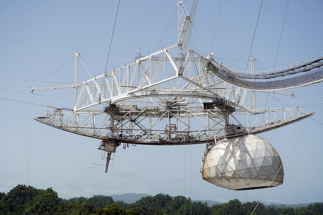 A closeup of the Arecibo telescope’s suspended platform, which held up the only part of the telescope capable of movement. Credit: Mario Roberto Durán Ortiz via Wikipedia Commons